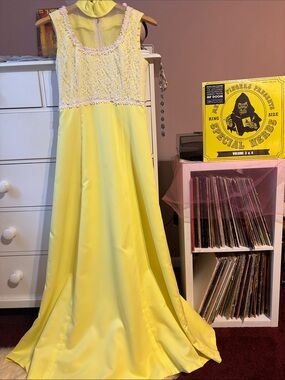 True Vintage 60s Maxi Dress Yellow Lace Bib Embroidered Daisy Bright Hostess M L